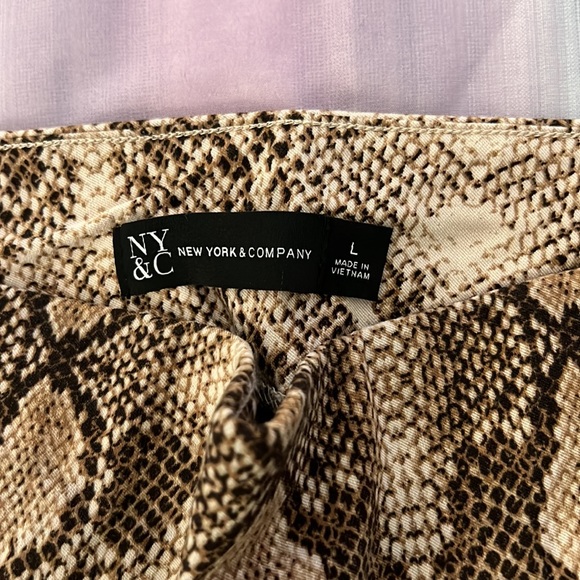 Ankle/Cropped Pants - NY & Company - Picture 3 of 4